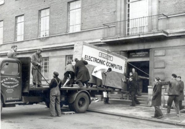 Работници вкарват в офис първия компютър през 1957 година. Снимка: Norfolk Record Office