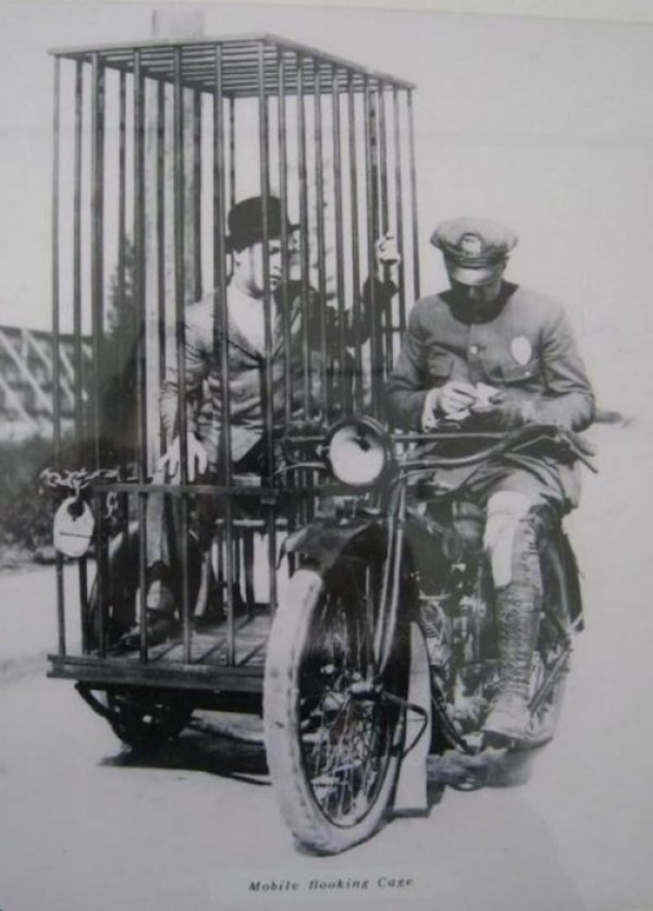 Полицай и арестант през 1921 година в САЩ. Снимка: tumblr