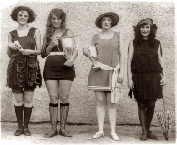 Победителките в плажен конкурс за красота през 1922 година. Снимка: National Photo Company Collection