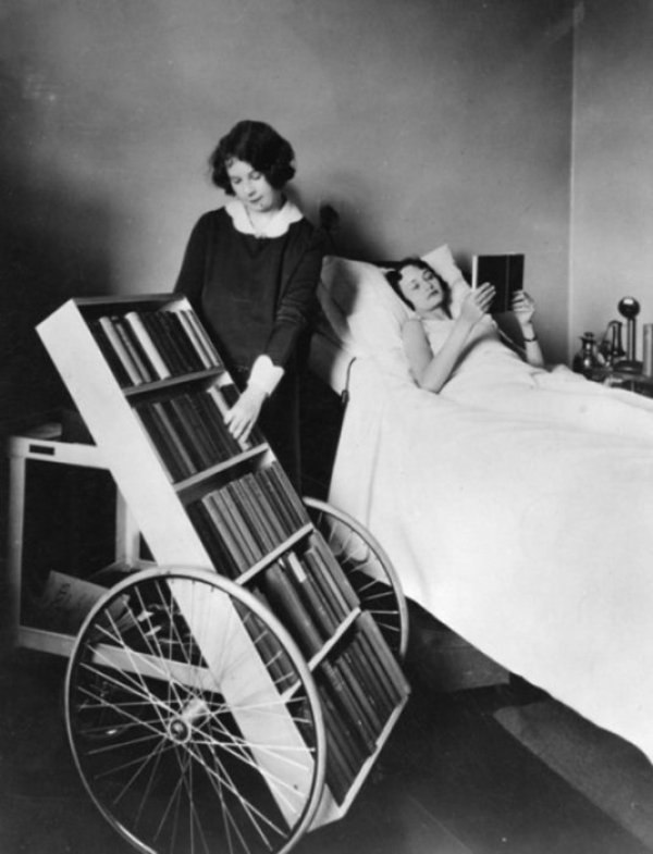През 1928 година е имало подвижни библиотеки в болниците. Снимка: tumblr
