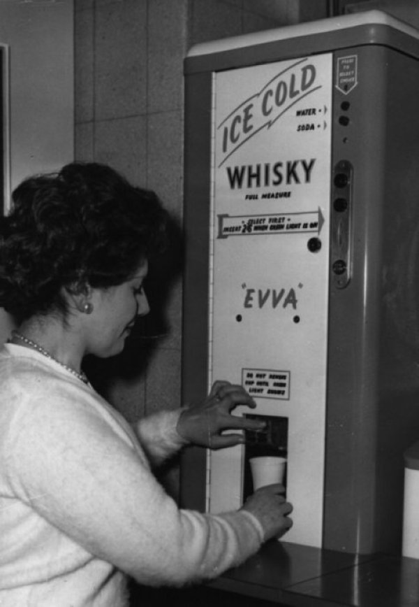 Всичко е било в името на хората - през 1960 година е можело да се купи уиски на уличен автомат. Снимка: Getty Images
&nbsp;