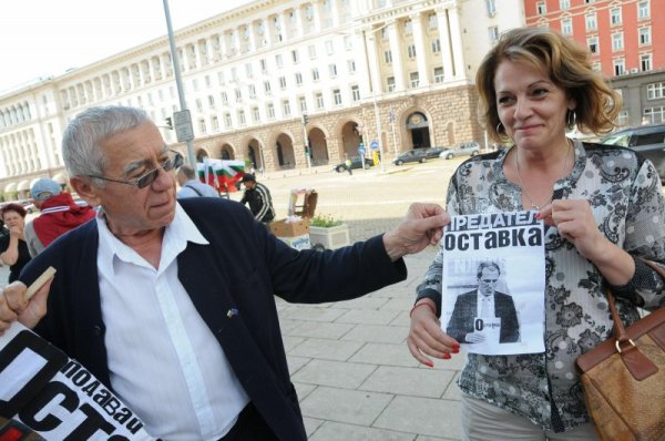 Протестиращи пред МС ликуват при новината за оставката. Снимка Булфото