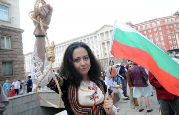 Протестиращи пред МС ликуват при новината за оставката. Снимка Булфото