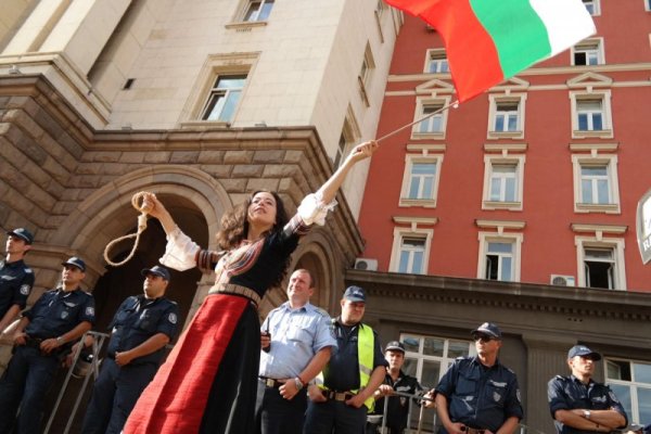 Протестиращи пред МС ликуват при новината за оставката. Снимка Булфото
