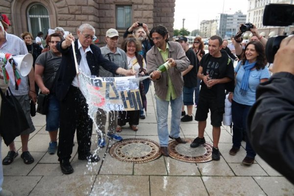 Протестиращи пред МС ликуват при новината за оставката. Снимка Булфото