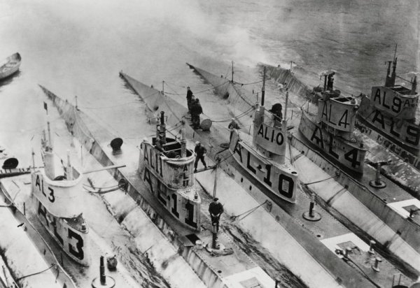 По време на Първата световна война подводниците стават важна част от тактиките по море. На снимката: Подводници, разположени на Азорските острови. Снимки: Reuters