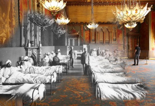 Ранени индийски войници, част от Британската армия, се лекуват в импровизирана болница в  Royal Pavilion в Брайтън през 1915 година. Днес същата тази музикална зала в бившата кралска резиденция е отворена за посещение на туристи. Снимка: Getty images/gulliver photos