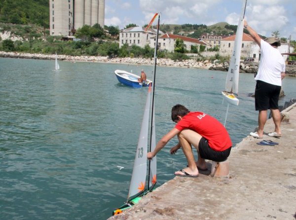 В Каварненския залив се провежда четвъртият кръг на Държавното първенство за радиоуправляеми яхти - клас &quot;F5&quot;. Снимка: БТА