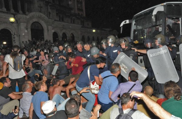 23 юли 2013 година. Най-тежката вечер на протестите пред Народното събрание, станала известна като "нощта на белия автобус&ldquo;. Снимка: Булфото