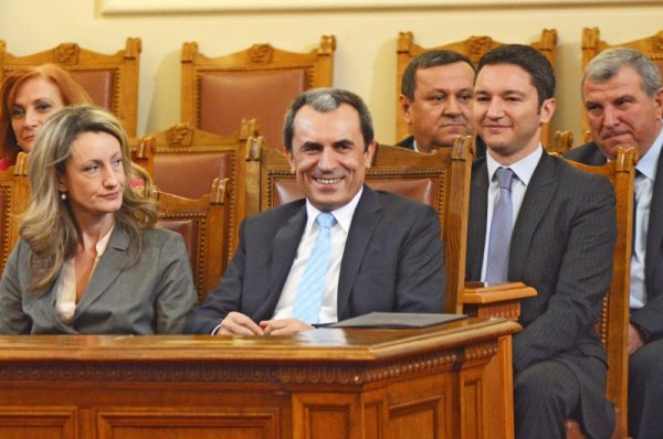 Министрите от кабинета "Орешарски" са в добро настроение след отхвърлянето на първия вот на недоверие към кабинета. До края на живота на правителството последваха още 4. Снимка: Булфото