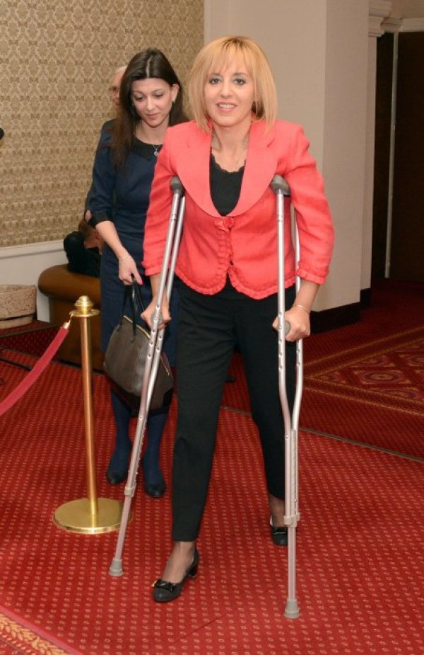 Заместник-председателят на НС Мая Манолова се появи на работа в началото на ноември с патерици и събра погледите на своите колеги. Снимка: Булфото
&nbsp;