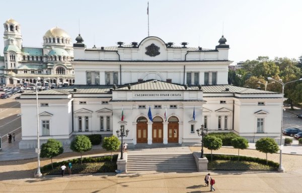 42-то Народно събрание вече е история. В началото на октомври сградата на парламента ще посрещне новите народни представители. Снимка: Булфото