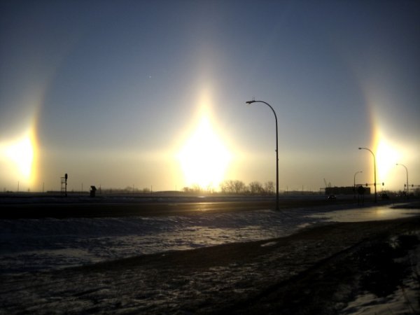&nbsp;Три слънца? Това явление възниква, когато слънчевите лъчи се пречуват в кристални ледове в атмосферата. Снимка: wikimedia