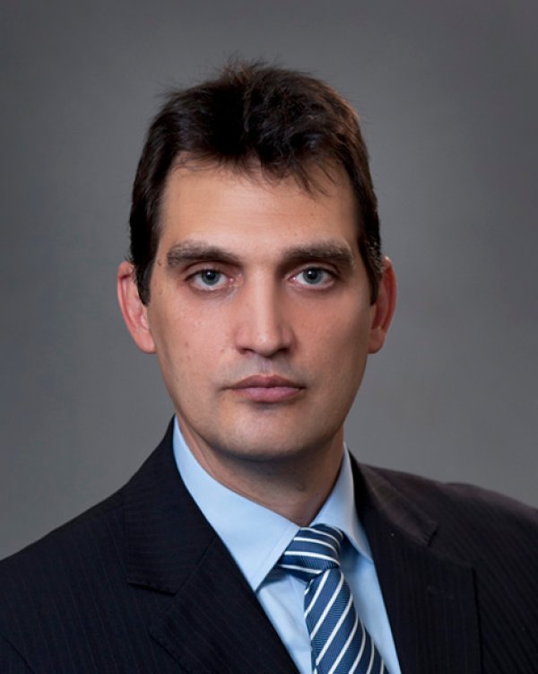Васил Щонов, служебен министър на икономиката и енергетиката. Роден е на 25 април 1972 г. в&nbsp; Пловдив. Възпитаник е на Английската езикова гимназия в град Пловдив. През 1995 г. завършва Университета на Пенсилвания в САЩ с дипломи бакалавър на науките по електронно инженерство и финанси, а от 1999 г. е магистър по бизнес администрация от Масачузетския Технологичен Институт (MIT). До 2004 г. работи в САЩ като инвестиционен банкер в областта на енергетиката и технологиите и като консултант по управленски въпроси. Управлява някои от най-големите сделки по сливане и придобивания, сред които обединението на &quot;Бел Атлантик&quot; и GTE. През 2004 г. основава офиса на международната консултантска фирма &quot;МакКинзи&quot; в София, където работи до 2009 г., главно в банковия сектор, енергетиката и телекомуникациите.
От 2010 г. до 4 август 2014 г. заема поста Директор &quot;Маркетинг и стратегии&quot; в кабелната компания &quot;Близу&quot;. Снимка: Президентство