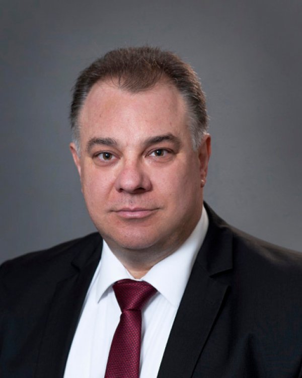 Мирослав Ненков, служебен министър на здравеопазването. Роден на 15 март 1969 г. в град София. Завършил е специалност &bdquo;Медицина&ldquo; във ВМИ-София през 1995 година. Специализирал е анестезиология и интензивно лечение. Има преминати курсове в областта на органното донорство и координирано донорство в Испания и Италия. Работи в болница &ldquo;Царица Йоанна&rdquo; и болница &ldquo;Лозенец&rdquo; като координатор по донорство, и в кардиохирургията на болница &ldquo;Св. Анна&rdquo; в София. От 2009 г. досега е координатор по донорство и изпълняващ длъжността началник отделение в Клиниката по анестезиология, реаниматология и интензивно лечение при ВМА- София. В периода март - май 2013 г. е бил заместник &ndash; министър на здравеопазването в служебното правителство на Марин Райков. Снимка: Президентство