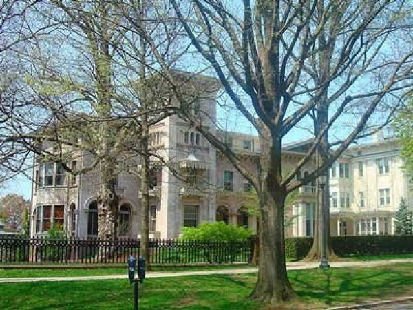 № 11 Yale University (School Of Management)

Рейтинг: 3.58 от 5 

Локация: Ню Хевън, Кънектикът, САЩ

Обучение и такси: $85,875

Миналата година това училище е било под номер в 2 класацията, което означава, че е загубило девет позиции. Но програмата на училището продължава да се отличава със своята задълбоченост и анализ на широк спектър от бизнес дейности над стандартното ниво.

Снимка: Wikipedia