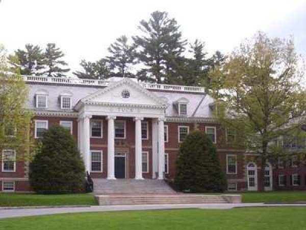 № 10 Dartmouth College (Tuck School of Business)

Рейтинг: 3.61 от 5 

Локация: Хановер, Ню Хемпшир

Обучение и такси: $93,550

Tuck е скочило с три места в сравнение с миналата година. Възпитаниците на бизнес училището твърдят, че средните начални заплати на завършилите надхвърлят $115 000.

Снимка: Wikimedia Commons