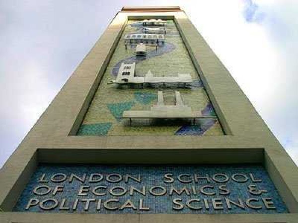 № 8 London School of Economics and Political Science

Снимка: Wikipedia

Рейтинг: 3.77 от 5&nbsp; 

Локация: Лондон, Англия

Обучение и такси: $80,247 

28% от завършилите това училище се реализират в банковото дело и финансите след завършване. Възпитаници на London School of Economics and Political Science са били Майкъл Люис и Джордж Сорос.

Снимка: Wikipedia