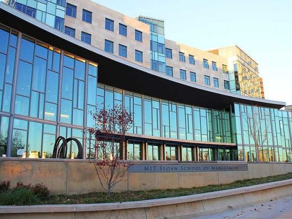 № 4 Massachusetts Institute of Technology (Sloan School of Management)

Рейтинг: 4.09 от 5 

Локация, Кембридж, Масачузетс, САЩ

Обучение и такси: $92,827 

Повече от 92% от възпитаниците на Sloan School of Management са получили предложения за работа в рамките на три месеца, след като са се дипломирали, в компании като Amazon, McKinsey &amp; Ко и JPMorgan. 

Снимка: Wikipedia