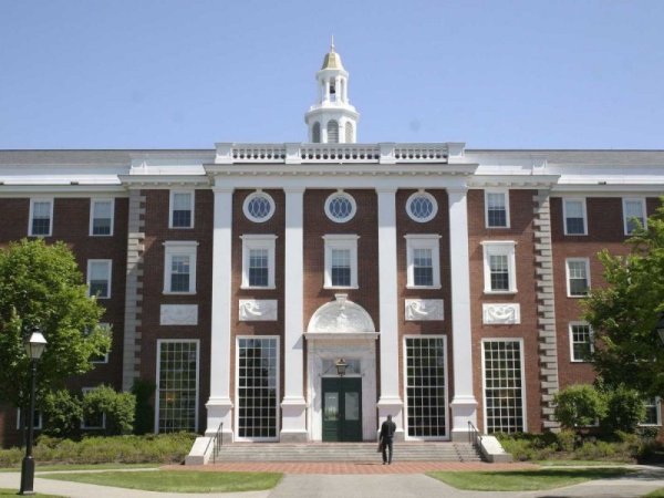 № 1 Harvard University (Harvard Business School)

Рейтинг: 4.34 от 5&nbsp; 

Локация: Кембридж, Масачузетс, САЩ

Обучение и такси: $95,100

С разлика под една стотна на първо място е класиран Harvard Business School. Почти 60% от анкетираните са определили бизнес училището като отлично, което му носи първата позиция.

Снимка: Flickr/Florian Pilz