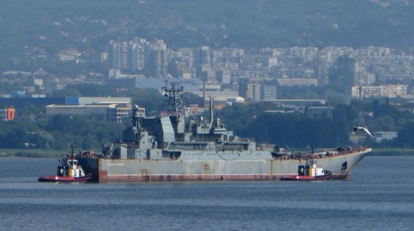 Руският десантен кораб "Цезар Куников" се придвижва във водите на Черно море край Варна. Корабът беше на ремонт, продължил близо две години в Кораборемонтен завод Терем-флотски арсенал. Ремонтът е за сметка на държавния дълг на България към бившия СССР. "Цезар Куников" е построен през 1986 г. в Гданск, Полша. Снимка: Impact Press Group