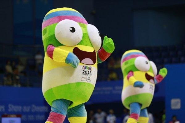 Талисманите на вторите младежки олимпийски игри в Нанджин, Китай, танцуват в залата по джудо по време на почивка между състезанията. Снимка: БТА