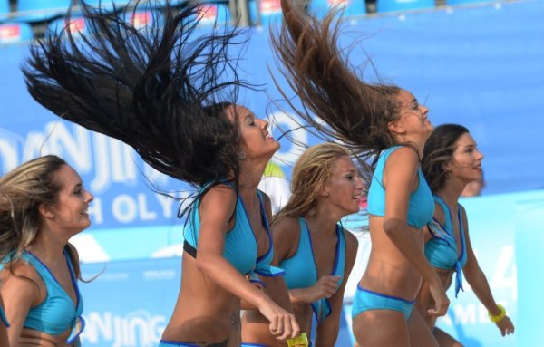 Мажоретки от Испания танцуват по време на почивката от мач по плажен волейбол в Нанджин. Снимка: БТА