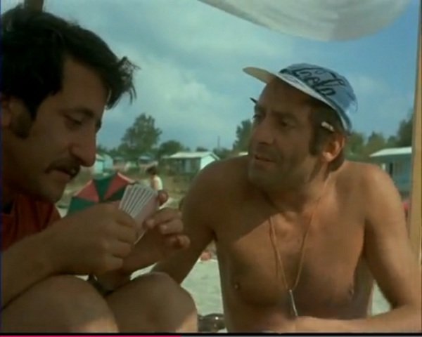 -Пепи, каква е тая бира, ма?
- Ми.... бира!
- Не този път ще отида да му я тресна от главата .
- Седи мирен, пак ще ни вкарат !
- Абе защо ще ме прави на идиот той мене, бе, Велко? Защо ще ме прави на идиот той мене! Абе мене никой не ме е прецаквал досега, а той ще ме цака с топла бира!&nbsp; (Оркестър без име, 1982). Кадри: YouTube