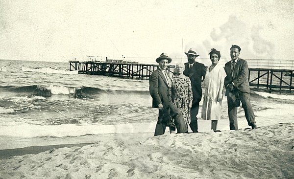 Панчо и Любен Владигерови, заедно с майка им Елиза, на плажа във Варна. Компания им правят Григор Василев със съпругата му Мария. Снимката е от 1926 г. Снимка: Държавна агенция "Архиви"
&nbsp;