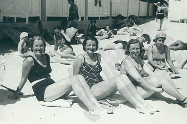 Това е може би първата снимка, документирала една от светските дами на 20-те години на миналия век по бански&nbsp; &ndash; актрисата Зорка Йорданова с приятелки на варненския плаж през 1924 г. Снимка: Държавна агенция "Архиви"