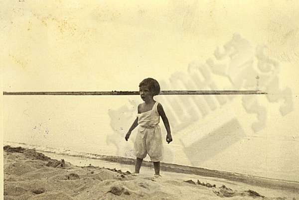 Княгиня Мария Луиза застанала на морския бряг. Фотографията е от 1937 г. Снимка: Държавна агенция "Архиви"