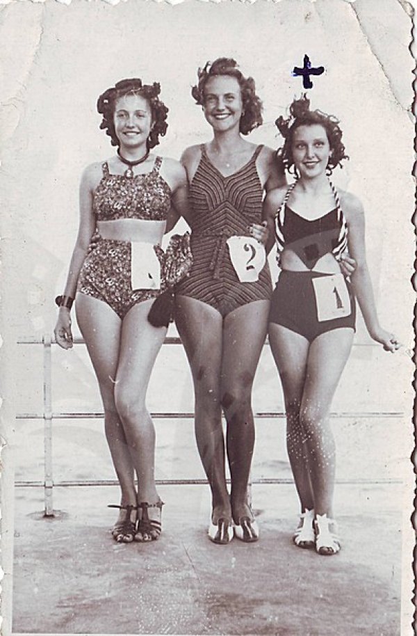 Дами се явяват на конкурс за красота във Варна през 1932 г. Снимка: Стойчо Млечевски