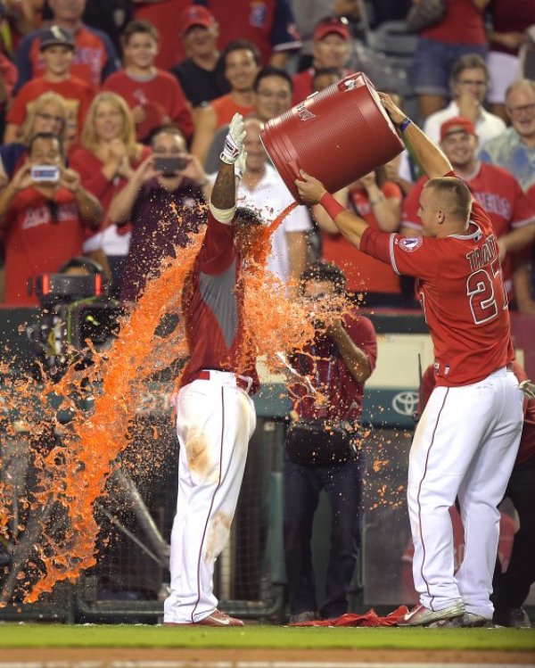Майк Троут от Los Angeles Angels полива с течност свой съотборник след победата над Оукланд Атлетикс. Снимка: БТА