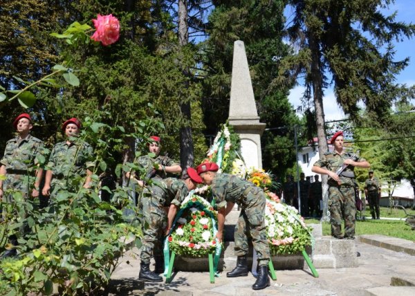 Втора Тунджанска лека пехотна бригада в Стара Загора днес чества своя празник, като отбелязва и 16 години от създаването си. Заместник-началникът на отбраната генерал-майор Нейко Ненов връчи награди на военнослужещи за високи професионални резултати, сред които бяха и участници в спасителните дейности в бедстващите след наводненията през това лято Добрич и Килифарево. По-късно военните поднесоха венци и цветя пред паметника на "Загиналите в боевете за град Пирот". Снимка: БТА