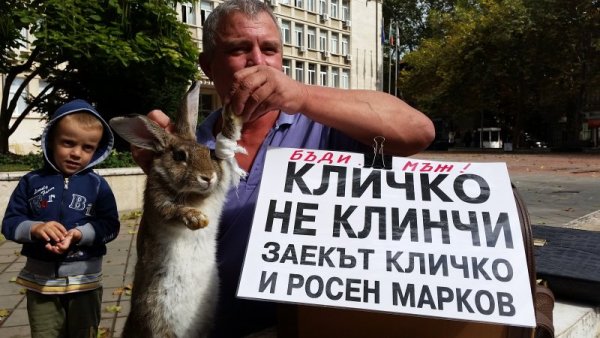 Варненският зевзек Росен Марков показа днес заека Владимир Кличко, който е със скъсан мускул на бицепса и е отказал всички предстоящи боксови мачове. Снимка: Impact Press Group