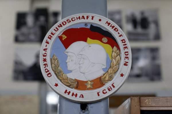 Медал, който онагледява дружбата между СССР и ГДР. Снимка: Reuters