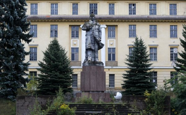 Пред щаба гордо се издига статуя на Ленин. Снимка: Reuters