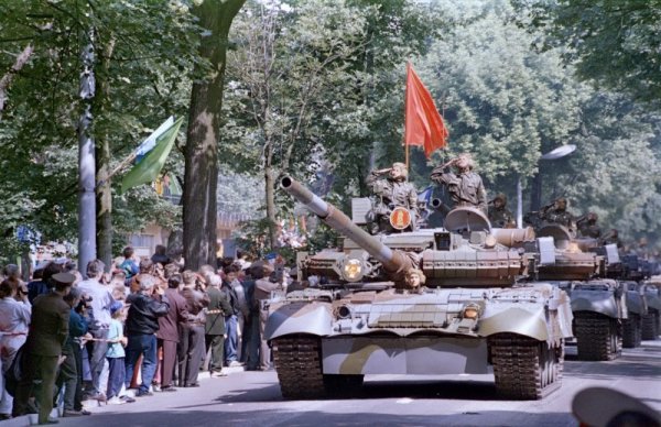 11 юли, 1994 г. Руски танк на последния парад във Вюнсдорф, преди войската да напусне завинаги Източна Германия. Снимка: Reuters