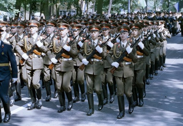 Руските войници на парада през 1994 година. Снимка: Reuters