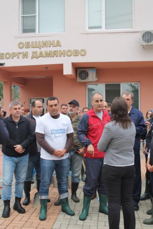 &bdquo;Тези ботуши сега са чисти, но след час няма да бъдат същите, защото ние наистина сме дошли, за да помогнем на бедстващите&ldquo;, каза Цветан Цветанов. Снимка: ГЕРБ