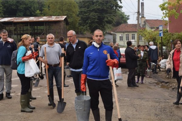 Водачът на 23 МИР София Александър Ненков от рано тази сутрин е в Берковица. Тя пострада тежко от последните наводнения. &quot;Пристигнахме в 8 сутринта в Берковица и веднага се включихме в почистването на наводнените къщи&quot;, каза той. Снимка: ГЕРБ
