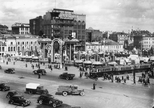 Площад "Пушкин" в Москва през 1940 г. Снимка: Наум Грановский