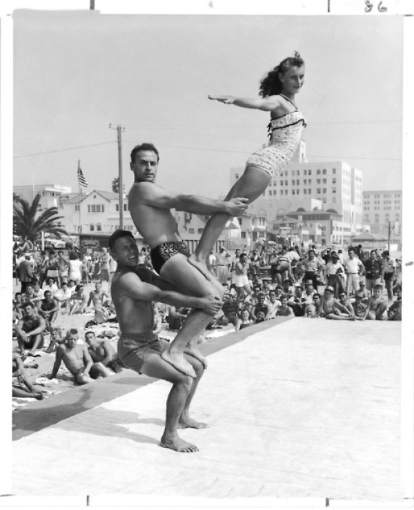 Скок във вода от 1954 г. А къде е водата? Снимка: blackandwtf.tumblr.com