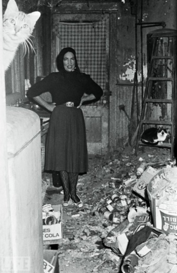 Кадър от 1972 г. Котката и тя иска да блесне сред тези боклуци. Снимка: blackandwtf.tumblr.com
