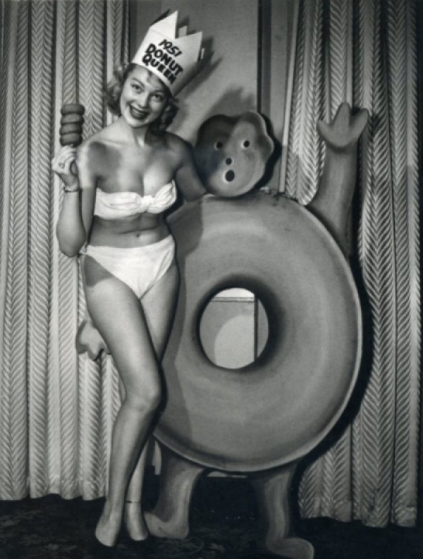 Кралицата на поничките, 1951 г. Снимка: blackandwtf.tumblr.com