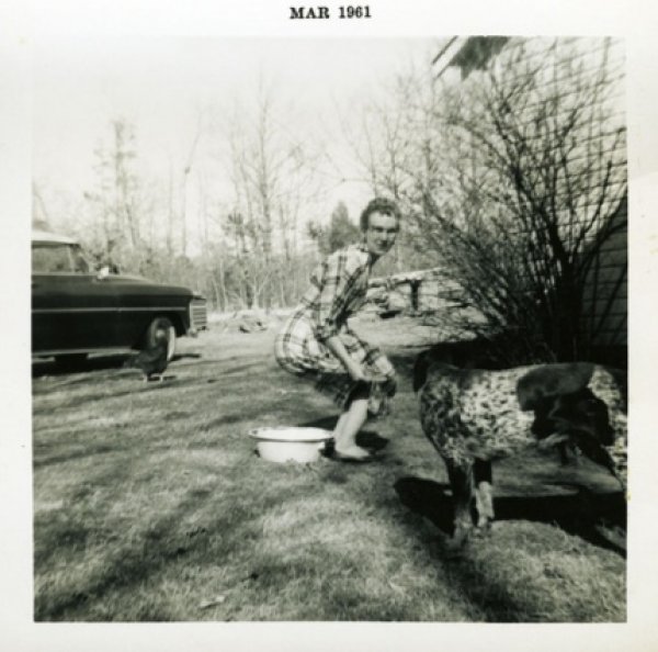 Тоалетна на открито от 1961 г. Снимка: blackandwtf.tumblr.com