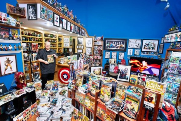 Бретъл е колекционер на комикси. В колекцията си има 94 268 издания, които тежат общо 8,3 тона. Снимка: Guiness