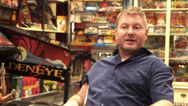 Най-големият фен на Агент 007. В колекцията си притежава 12 463 артикула, свързани с Джеймс Бонд и филмите за него. Снимка: Guiness