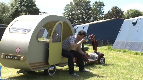 Най-малката каравана в света е дълга малко над 2 метра, но разполага със спалня, телевизор и мивка. Снимка: Guiness