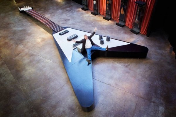 Най-голямата електрическа китара в света. Дълга е малко над 13 метра. Изработката й е струвала 3000 долара. Снимка: Guiness